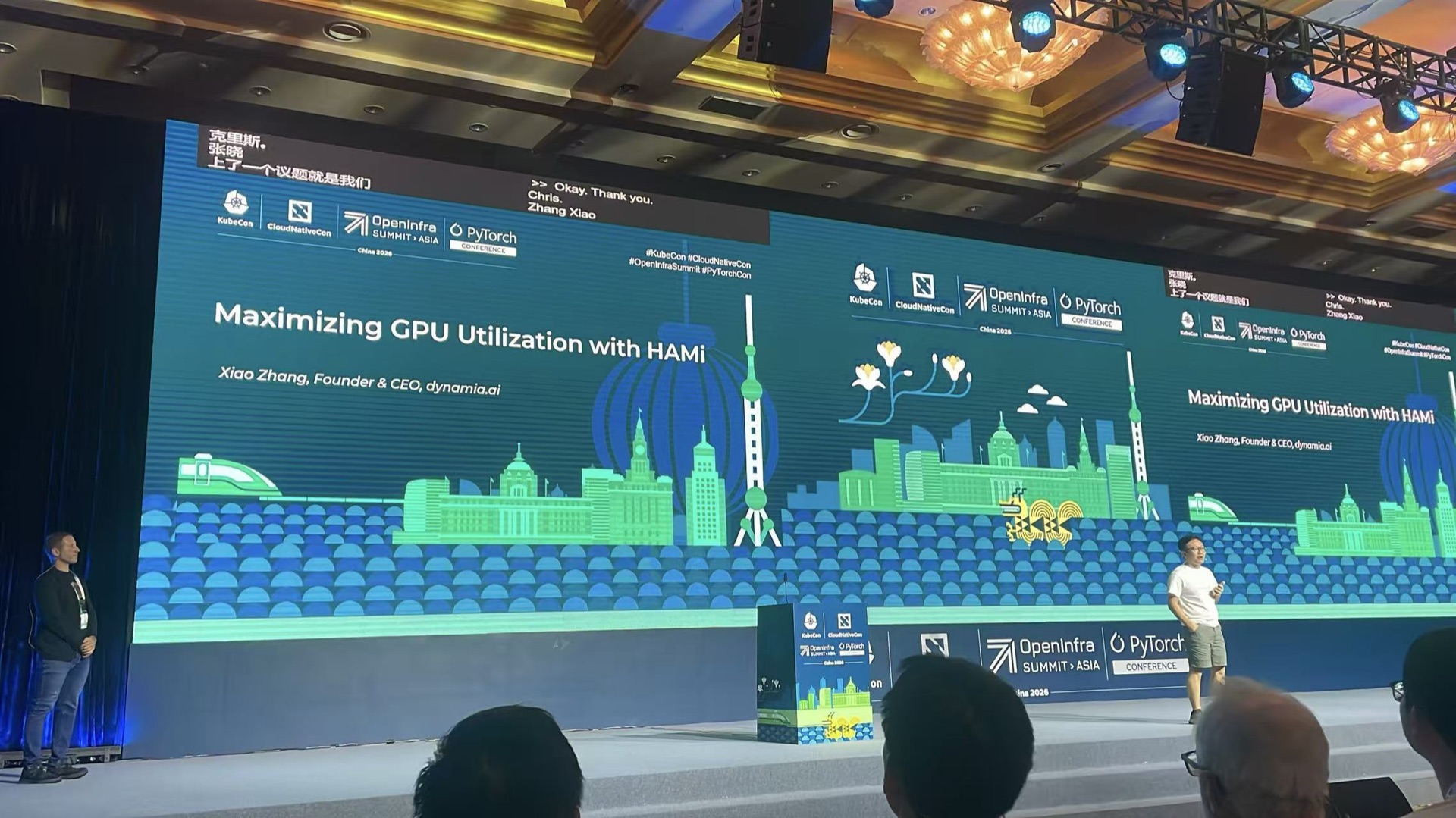 张潇(密瓜智能联合创始人兼 CEO)在开幕 Keynote 舞台上,与 Linux 基金会 CTO Chris Aniszczyk 同台分享